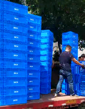 4500個(gè)物流箱裝車發(fā)貨