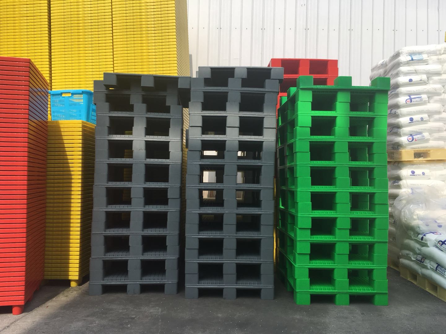 多彩的塑料托盤兄弟們，這些照片很靚！