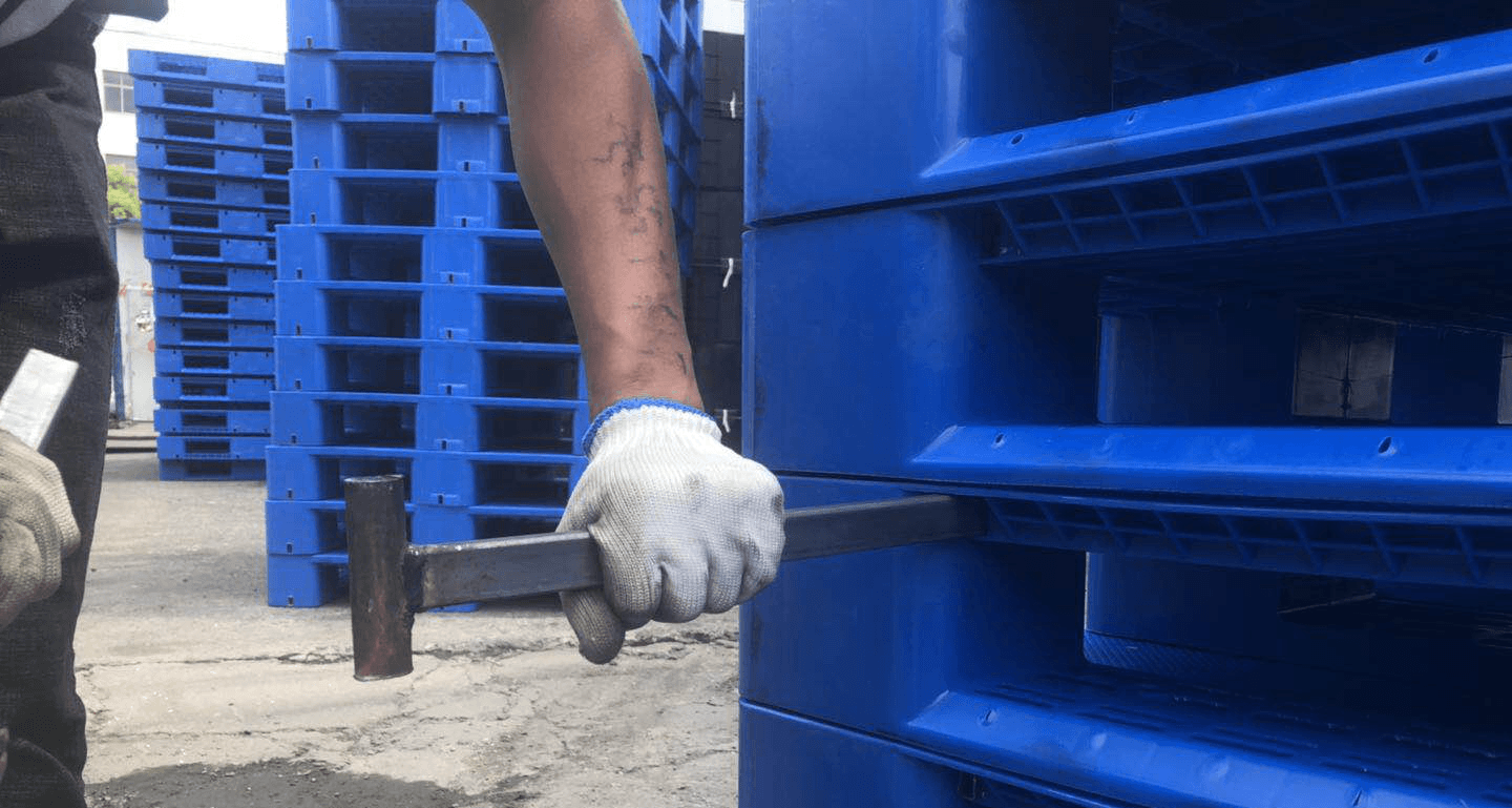 承重有要求，價(jià)格加一點(diǎn)也要給塑料托盤(pán)加鋼管