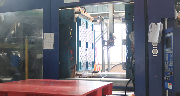 塑料托盤(pán)是這樣生產(chǎn)的，工廠(chǎng)師傅告訴你！