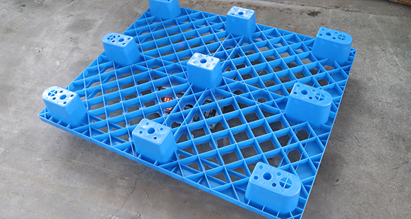 林輝塑料托盤廠家--梅雨季節(jié)該如何選擇塑料托盤？