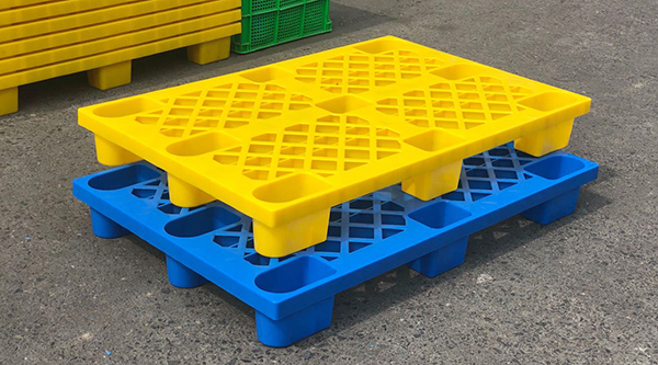 今天就來(lái)夸夸九腳塑料托盤廠家！