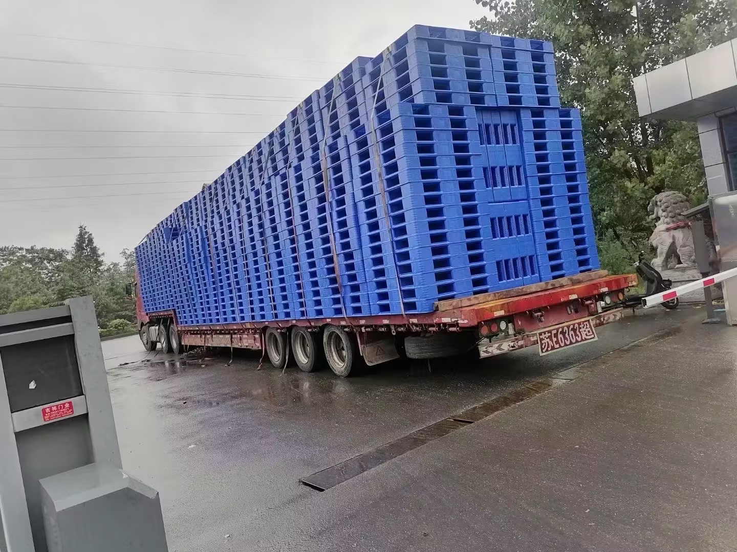 2025塑料托盤設(shè)計(jì)合理性：驅(qū)動(dòng)高端制造場(chǎng)景優(yōu)化的底層邏輯